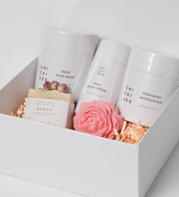 Want to create a spa day at home? This is the gift set for you Inside, you’ll find a stunning peony-shaped display candle, a rose soap bar, a  rose face mask, a hydrating face serum and a nourishing rose body moisturizer to pamper yourself from head to toe.