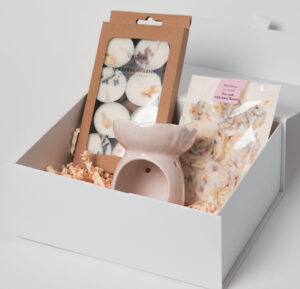 Gift box with wax melts, tea lights and a oil burner